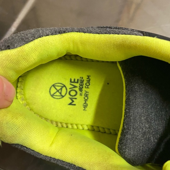 Ardene Move running shoes. Size 8 - Picture 4 of 5